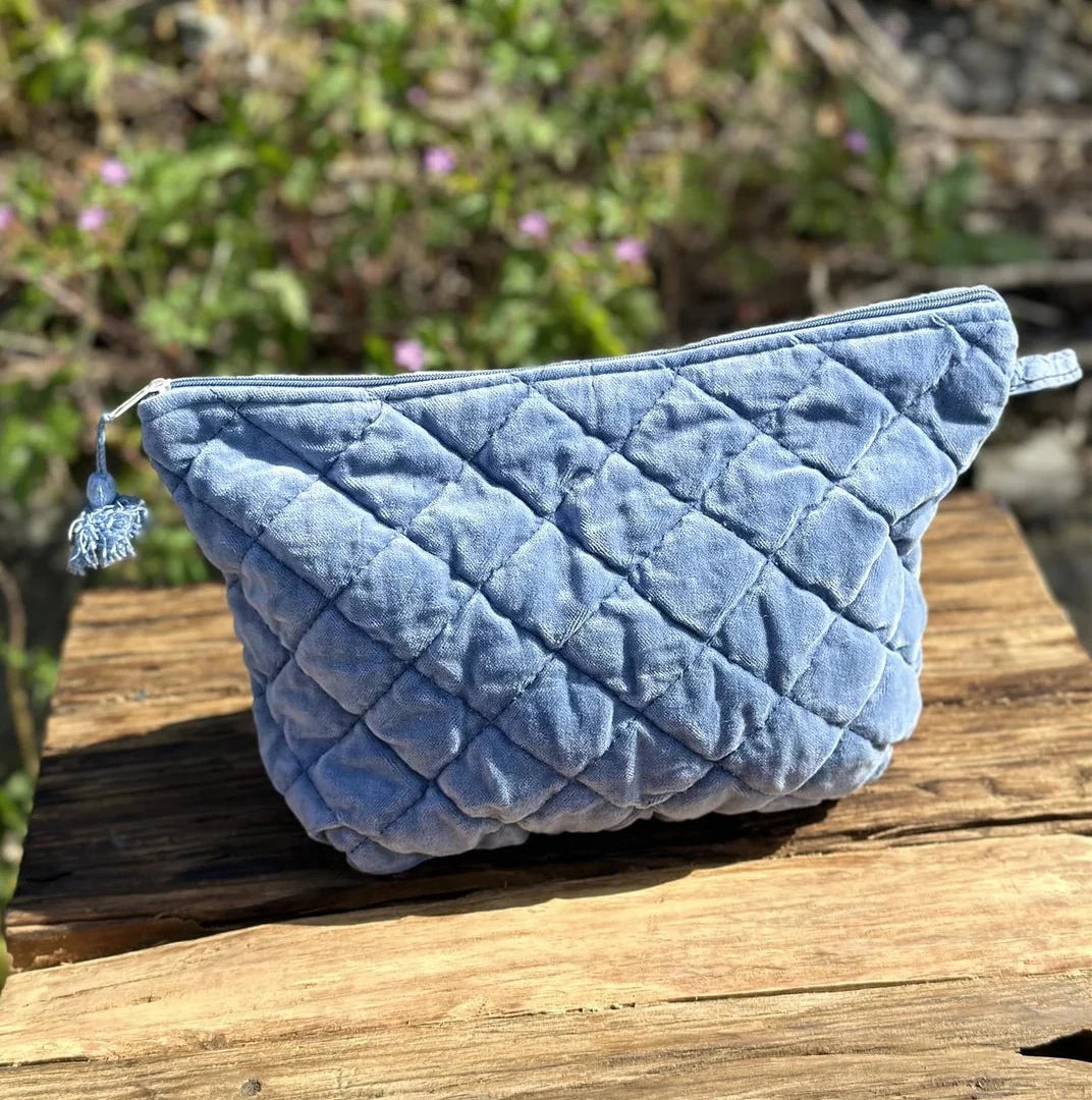 Quiltet glidelåspose i Moonlight blue