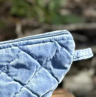 Quiltet glidelåspose i Moonlight blue