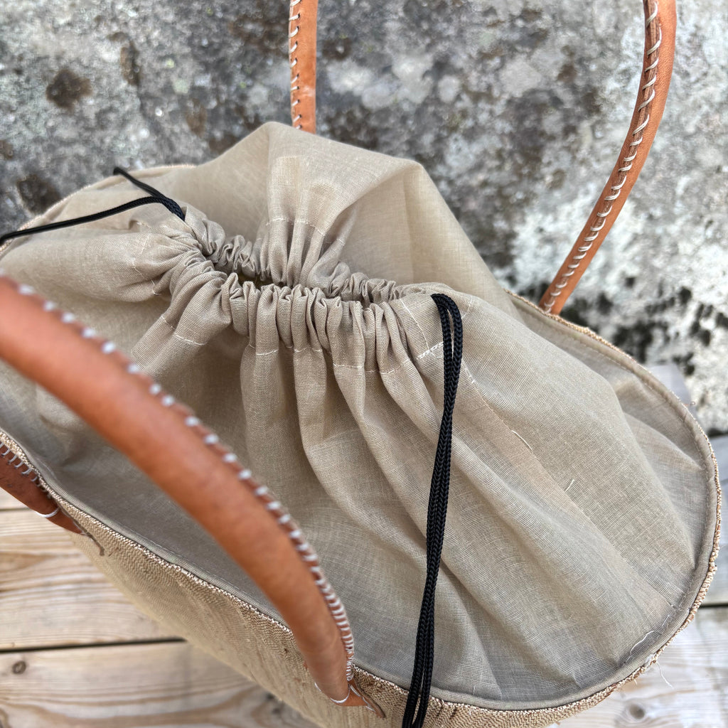Bastkurv med skinnhåndtak beige